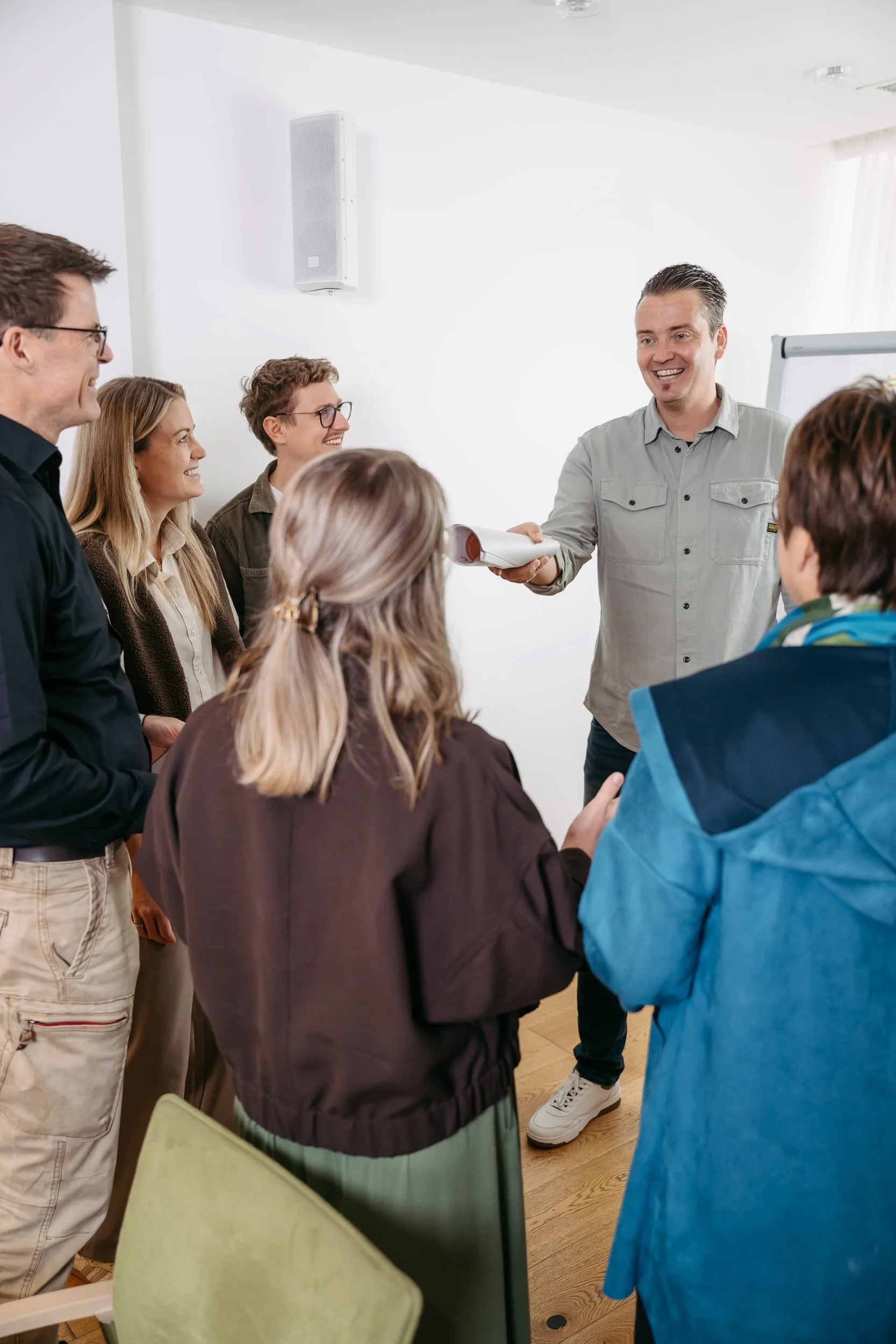 Zwei Männer bei einer Präsentation vor einer Gruppe